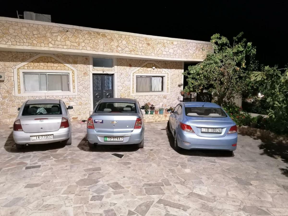 Mhna Guest House ‘Ajlūn Buitenkant foto